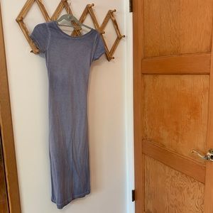 TOPSHOP blue midi length dress with slits on both sides at the calf.